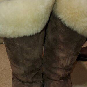 UGGS - BEAUTIFUL SHEARLING-LINED UGG BOOTS, SIZE 7